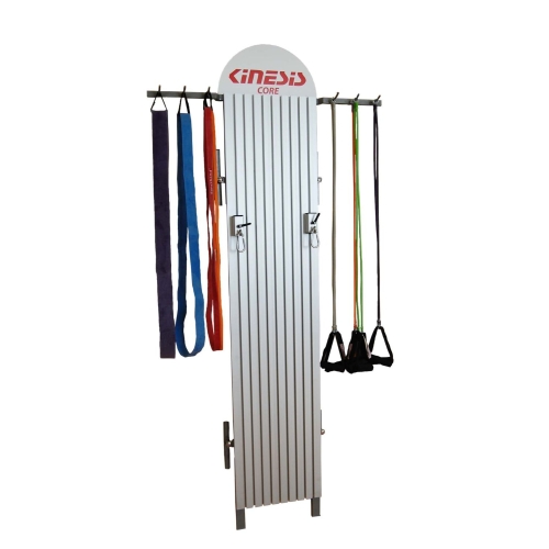 Kolumna Easy Core do treningu oporowego, z zawieszonymi taśmami i uchwytami.