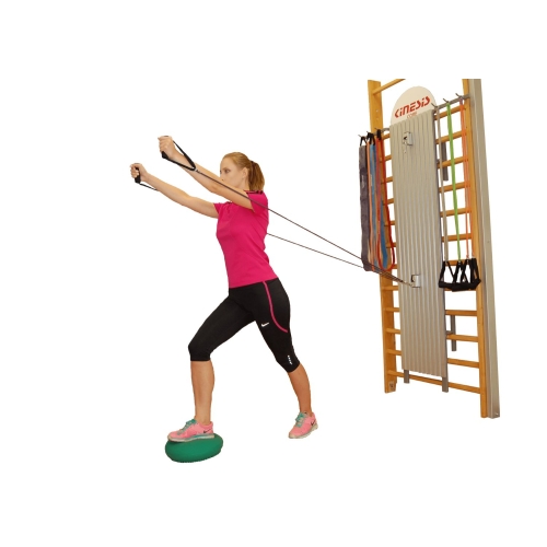 Ćwiczenie w wykroku z taśmami oporowymi podłączonymi do kolumny Easy Core, kobieta podczas treningu.