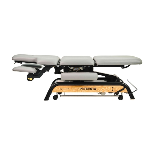 Elektryczny stół rehabilitacyjny MILTON MTA z siedmiosegmentowym leżyskiem w pozycji neutralnej.