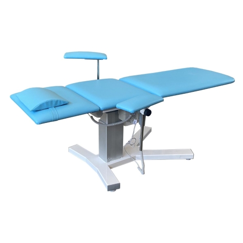 Fotel zabiegowy FZ-K w pozycji leżącej z poduszką, regulowanymi podłokietnikami i stabilną podstawą.