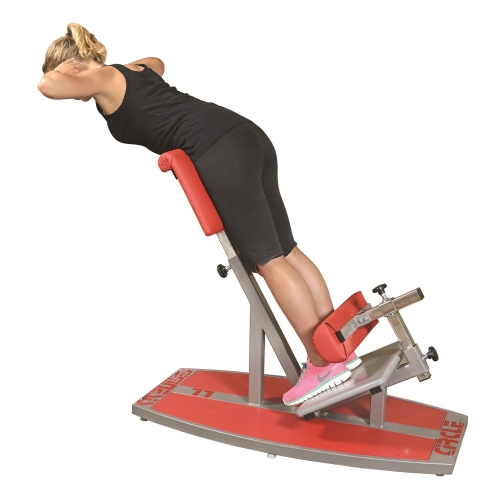 Użytkowniczka wykonująca skłon tułowia na urządzeniu Gymnesis Circle LL w pozycji pochylonej.