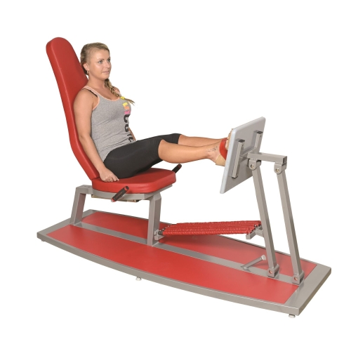 Ćwiczenie wyprostu nóg na urządzeniu Gymnesis Circle LT w pozycji siedzącej.
