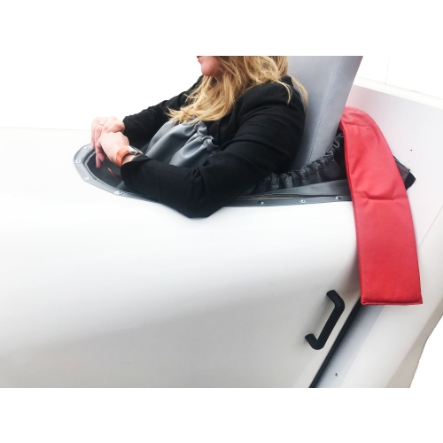 Zbliżenie na górną część kabiny DUO DRY JET z uszczelnieniem wokół ramion pacjenta.