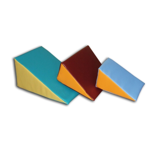 Zestaw klinów rehabilitacyjnych w różnych kolorach i rozmiarach, przeznaczonych do terapii i ćwiczeń.