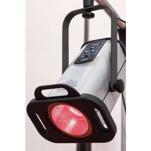 Głowica lampy LUMINA V5.0 emitująca czerwone światło, widok z bliska.