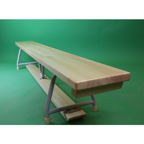 Drewniana ławka gimnastyczna z metalową podstawą, przeznaczona do ćwiczeń i zajęć sportowych.