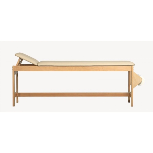 Leżanka drewniana KLD1 w kolorze buk z uniesionym oparciem i uchwytem na podkład.