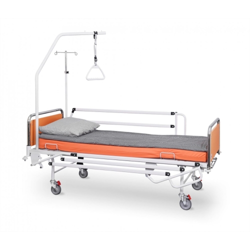 Łóżko rehabilitacyjne A-4 G z materacem i poduszką, z bocznymi barierkami i wysięgnikiem.