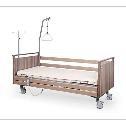 Łóżko rehabilitacyjne A63ST w obudowie drewnianej z regulacją wysokości i wysięgnikiem do podciągania.