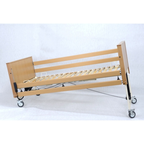 Łóżko rehabilitacyjne B13S z opuszczonym leżyskiem i widoczną drewnianą ramą.