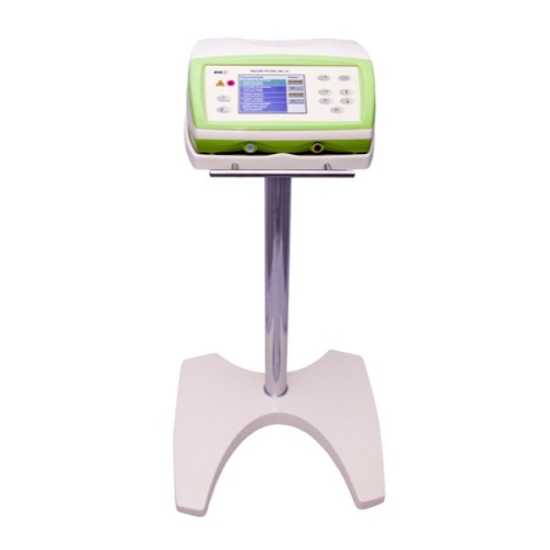 Magnetronic MF-24 ustawiony na stojaku zabiegowym, przeznaczony do magnetoterapii.