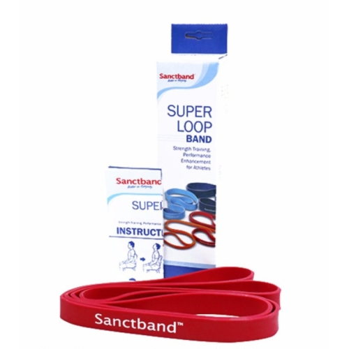 Czerwona taśma Sanctband Super Loop prezentowana przed opakowaniem, stosowana w treningu siłowym.