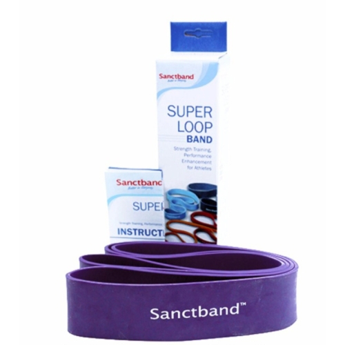 Fioletowa taśma Sanctband Super Loop ustawiona przed opakowaniem produktu, przeznaczona do ćwiczeń oporowych.