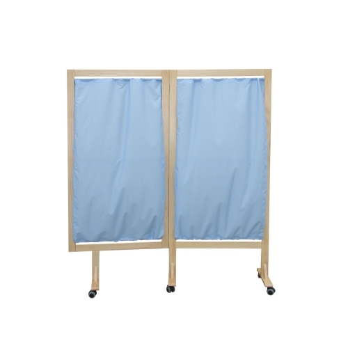 Drewniany parawan rehabilitacyjny dwuczęściowy z niebieską zasłoną, na kółkach.