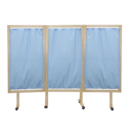Drewniany parawan rehabilitacyjny trzyczęściowy z niebieskimi zasłonami, na kółkach.