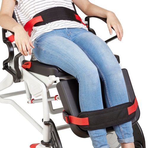 Wózek Phoenix manualny z zamontowanymi pasami stabilizującymi biodra i nogi.