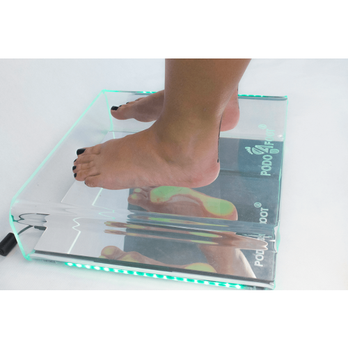 Podoskop diagnostyczny pokazujący ustawienie stóp na podświetlanej płycie podczas analizy obciążenia.