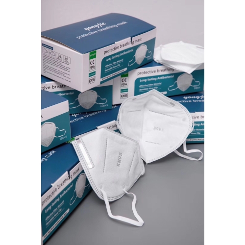 Składana półmaska N95/FFP2; widoczne opakowania i maseczki ochronne z uszczelką nosową.