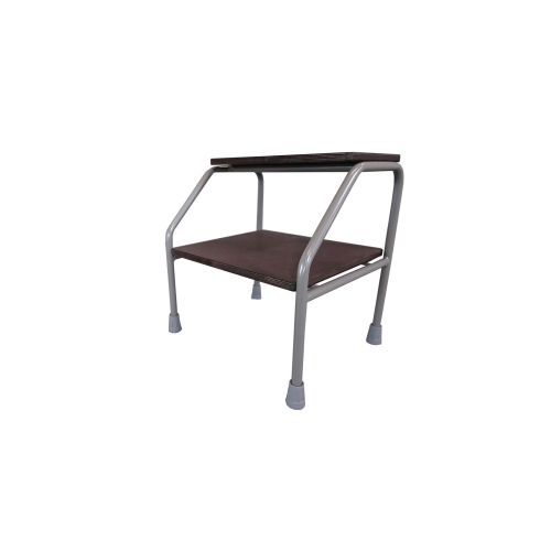 Schodek metalowy podwójny z dwoma stopniami, konstrukcja stalowa z ciemnymi platformami.