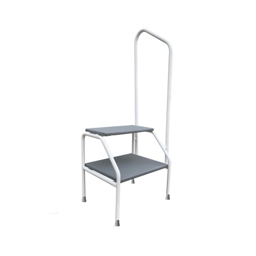 Schodek metalowy podwójny z poręczą ułatwiającą wejście, dwa stopnie z antypoślizgowym wykończeniem.