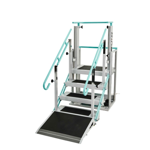 Podest wejściowy GoStep z regulowanymi poręczami i antypoślizgową powierzchnią.