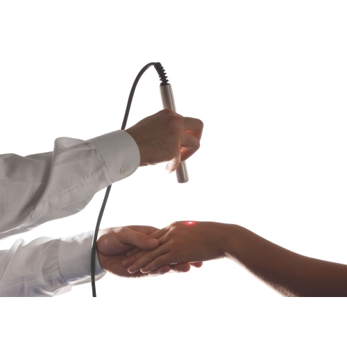 Aplikacja światła laserowego sondą IR 400 mW 808 nm podczas zabiegu na dłoni pacjenta.