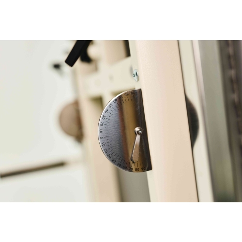 Skala kąta nachylenia w stole pionizacyjnym BLUEFORD umożliwiająca precyzyjne ustawienie pozycji.