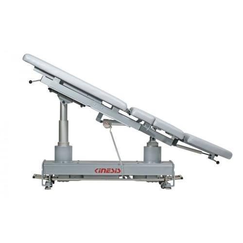 Stół PERFECT III – maksymalnie podniesiona wysokość leża z widocznymi siłownikami.