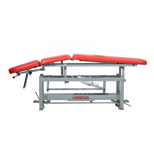 PRO 3 KINESIS – stół rehabilitacyjny z ustawionymi sekcjami w pozycji ułatwiającej mobilizację pacjenta.