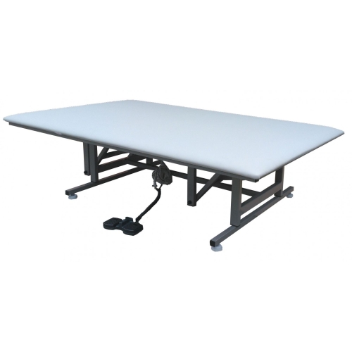 Stół rehabilitacyjny SR-EB z białą tapicerką, szeroka konstrukcja do terapii, widok pod kątem.