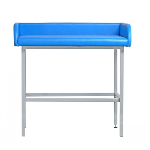 Stolik KS1 do badania niemowląt, widok z frontu z podwyższanymi bokami.