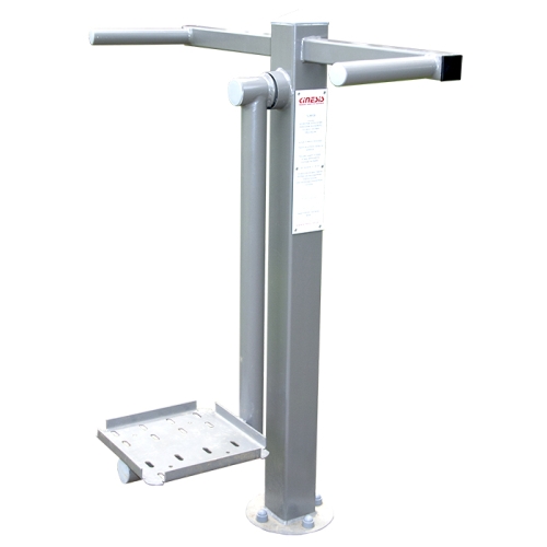 Surfer – urządzenie treningowe do ćwiczeń równowagi i skrętów tułowia, stalowa konstrukcja do montażu zewnętrznego.