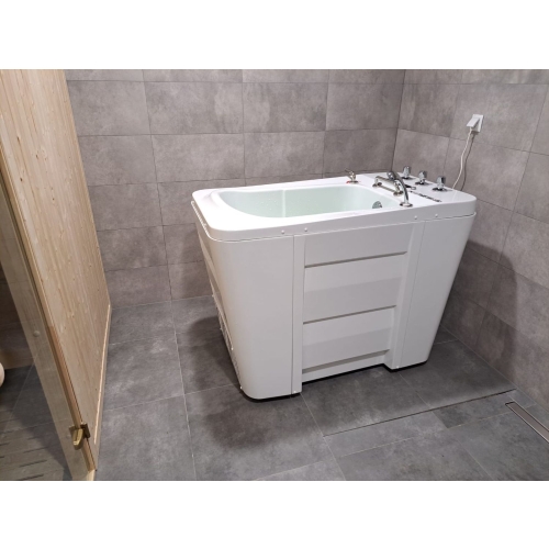 Aqua Cold w gabinecie terapeutycznym, wanna napełniona wodą, przygotowana do zabiegu.