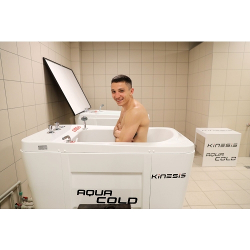 Aqua Cold – użytkownik w trakcie kąpieli zimnej, zastosowanie w regeneracji sportowej.