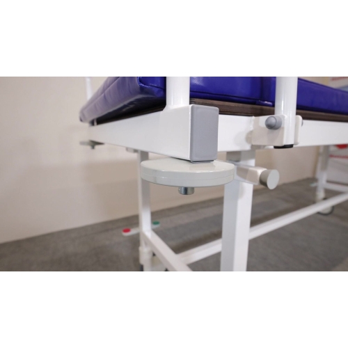 Regulowany element konstrukcji wózka TRUCK-SW, widok zbliżeniowy pod materacem.