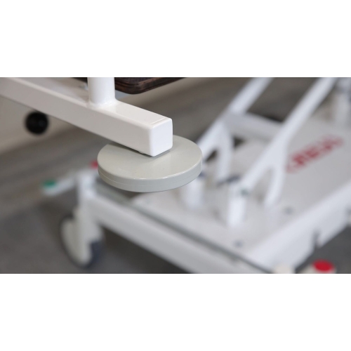 Zbliżenie na uchwyt podparcia wózka TRUCK-ZW pod powierzchnią leżyska.