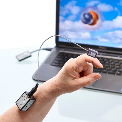 Czujnik Biometrics założony na palec pacjenta, współpracujący z oprogramowaniem na komputerze.