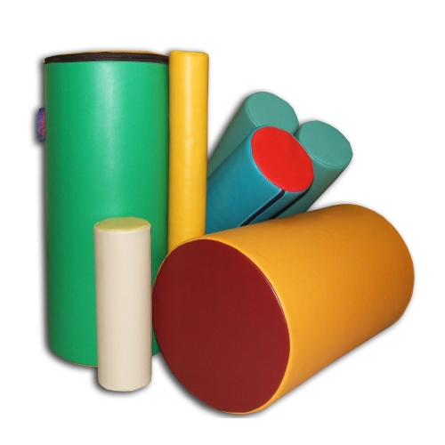 Zestaw wałków rehabilitacyjnych w różnych kolorach i rozmiarach do terapii i ćwiczeń.