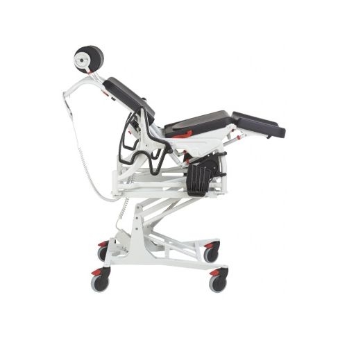 Elektryczny wózek multipozycyjny Phoenix w pozycji półleżącej z regulacją kąta oparcia.