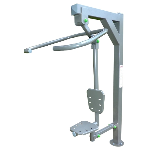 Wyciąg górny KINESIS z uchwytami i regulowanym siedziskiem do ćwiczeń wzmacniających.