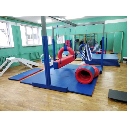 Sala terapeutyczna wyposażona w zestaw M z podwieszanymi elementami do terapii SI.