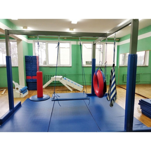 Podwieszane akcesoria zestawu M wykorzystywane w terapii SI w sali terapeutycznej.