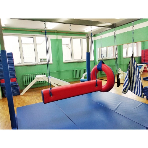 Sala terapeutyczna wyposażona w zestaw XL z podwieszanymi elementami do terapii SI.